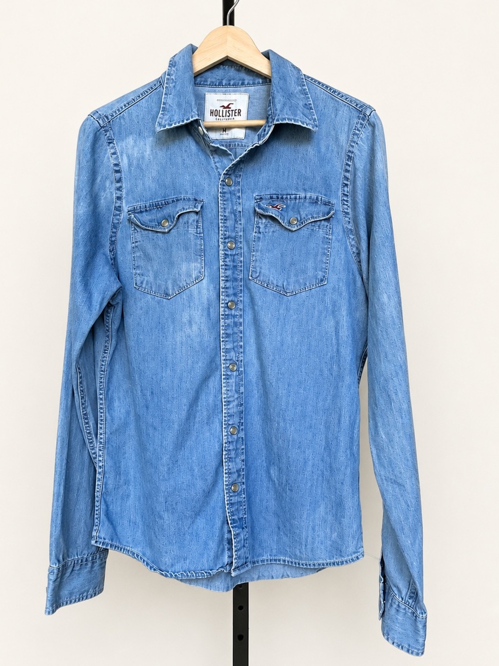Hollister Men’s Medium Light Wash Denim Western Snap Front Shirt Logo
